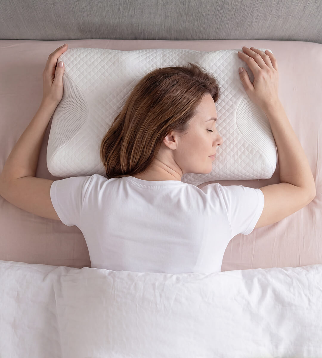 Femme dormant sur l’oreiller ergonomique Lynelia