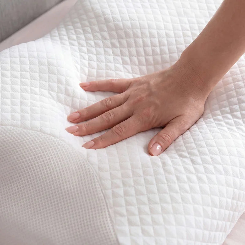 Main exerçant une pression sur la surface de l’oreiller