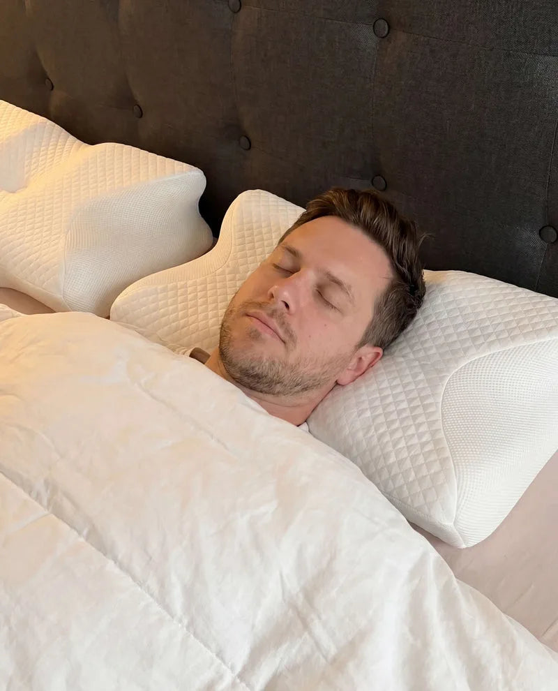 Client utilisant l’oreiller ergonomique
